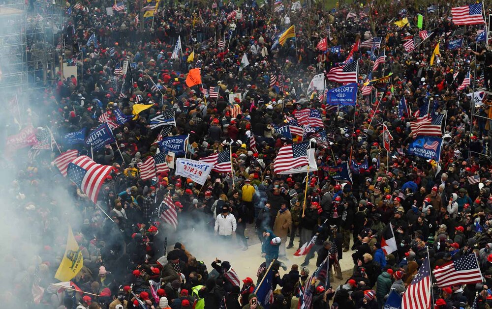 capitol-insurrection-tear-gas-crowd-gty-img.thumb.jpg.a19c8a02346d8c64dcb7605c57495af8.jpg