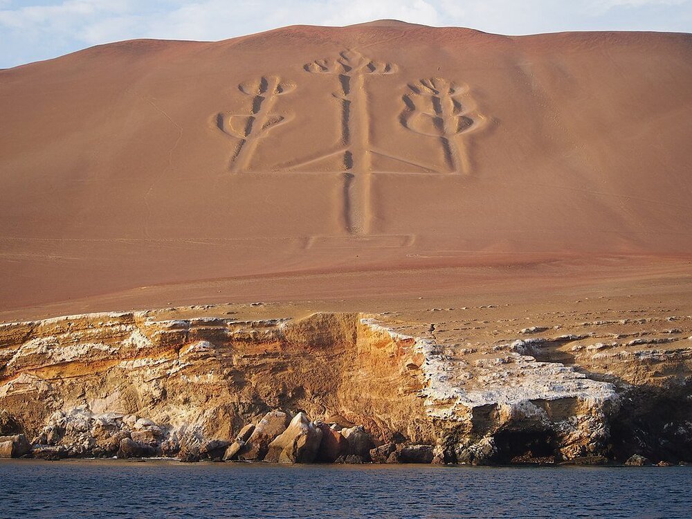 1024px-Paracas_Candelabra_-_Ica,_Peru.jpg