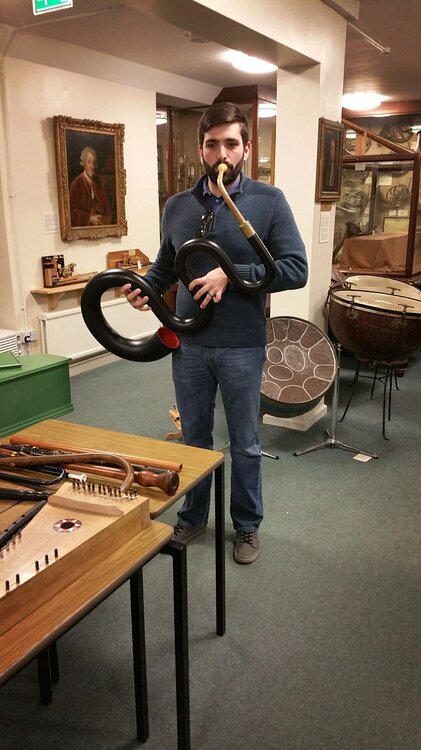 151188746_AndrewplaystheSerpentHornattheBateCollectionofMusicalInstruments-Oxford.thumb.jpg.063b1e3f6c21211052cbdc9242220ad2.jpg