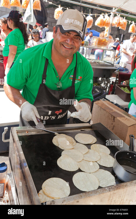 food-vendor-grilling-tortillas-at-an-outdoor-festival-usa-E7N851.jpg