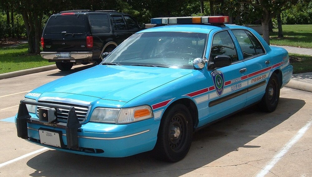 Houston_Police_Department_cruiser_in_2006.thumb.jpg.bffe5134369118577a5f4de62554205f.jpg