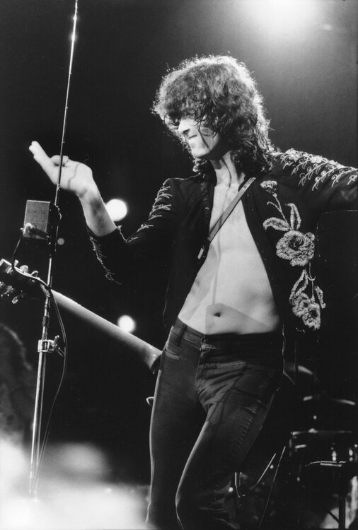Jimmy_page_theremin.jpg