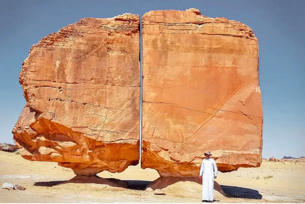 the-al-naslaa-rock-an-enigmatic-sandstone-block-in-saudi-arabia-perfectly-split-in-two.jpg.thumb.webp.a9bd87762cd7a2834873c346b3e93626.webp
