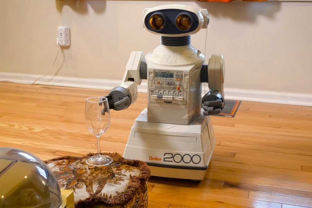 tomy-omnibot-2000-drink-robot.thumb.jpg.fd56eb711a944d65fb266dfb2f898ab6.jpg