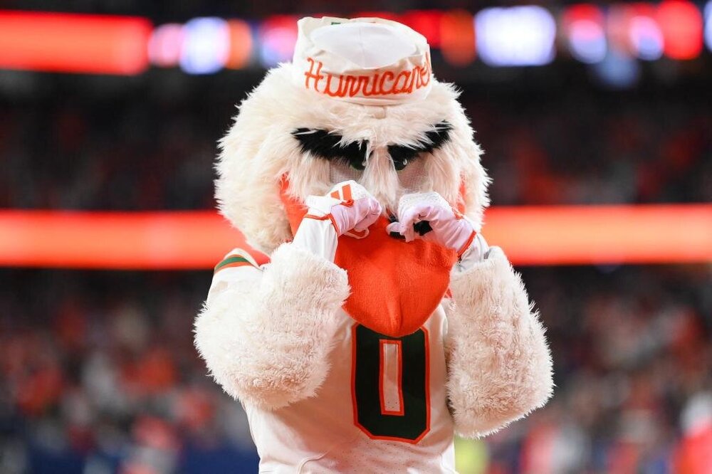 miami-hurricanes-mascot-sebastian-gestures-94557039.thumb.jpg.46735c505e72214ae501dd464af883b1.jpg