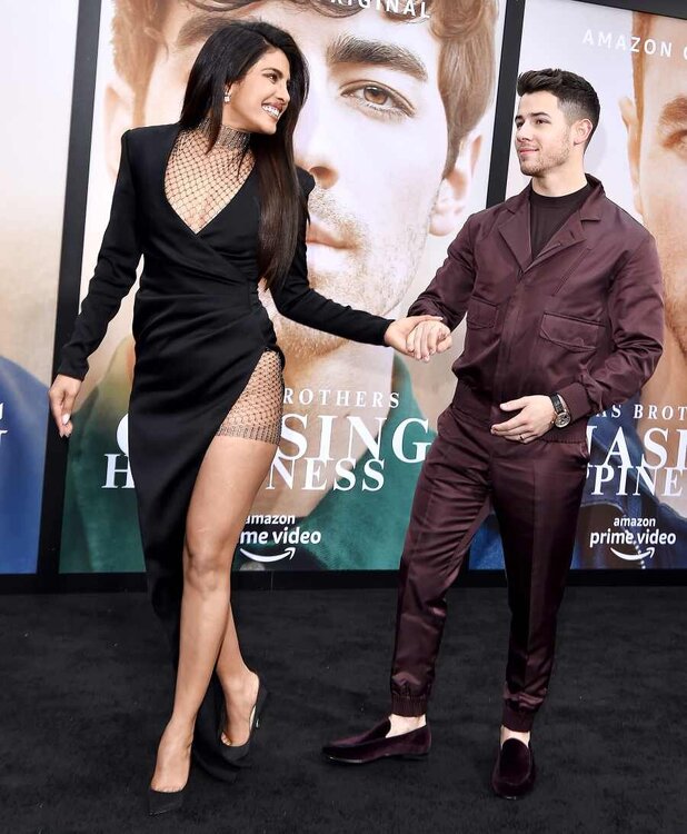 Priyanka-Chopra-Nick-Jonas-Redefine-2-Hot-Trends.thumb.jpg.6680ed46e2f1f37f26a594a6c550199d.jpg